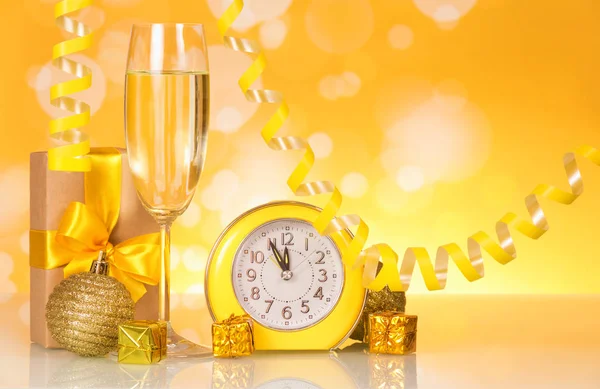 Бокал Вина Шампанским Подарки Часы Ярком Блестящем Фоне — стоковое фото