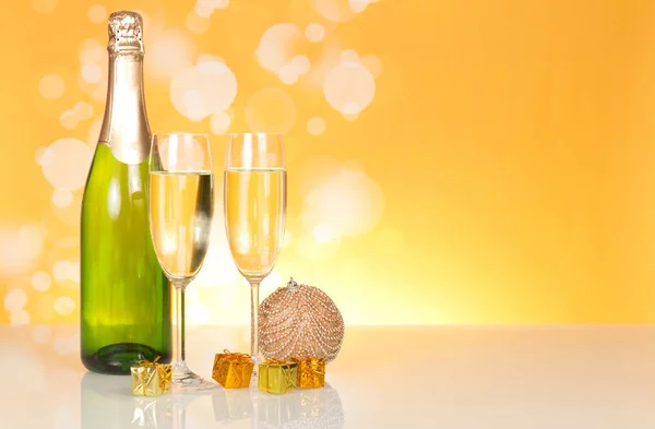 Bottiglia Champagne Regali Capodanno Sfondo Giallo Scintillante — Foto Stock