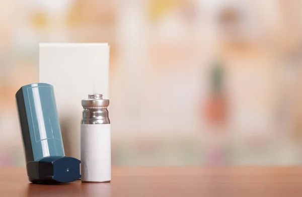 Gerät Zur Inhalation Eine Ersatzflasche Mit Medikamenten Auf Dem Hintergrund — Stockfoto
