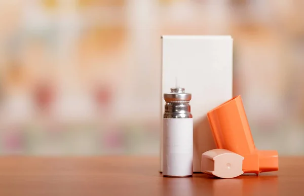 Inhalador Bolsillo Pequeño Con Dispensador Sobre Mesa Madera — Foto de Stock