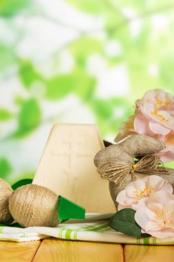 Geleneksel Paskalya peynirli tatlı, tavşancık, yumurtalar sarılmış. 