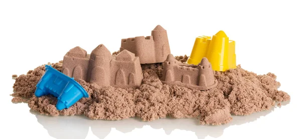 Pałace i wieże, z piasku, zabawki izolowane na biało. — Zdjęcie stockowe