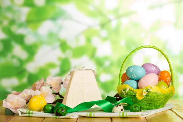 Easter cheese dessert, Easter eggs in basket and near, flowers — Stock Photo, Image