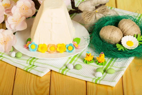 Osterkäsedessert, Eier, Hase, Spielzeughühner, Süßigkeiten — Stockfoto