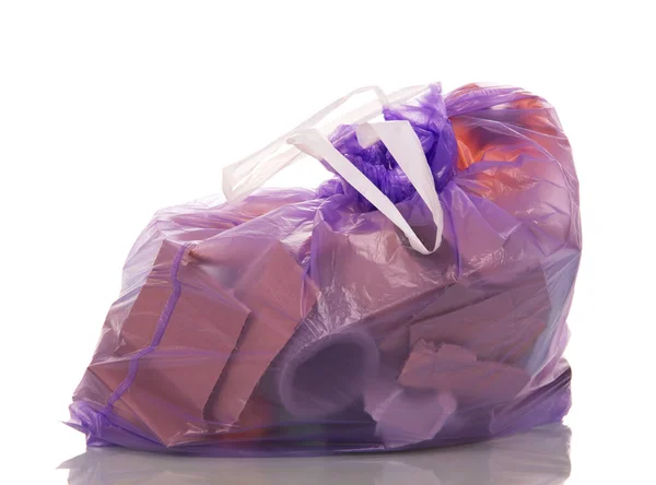 Saco de polietileno lilás fechado com lixo isolado em branco . — Fotografia de Stock