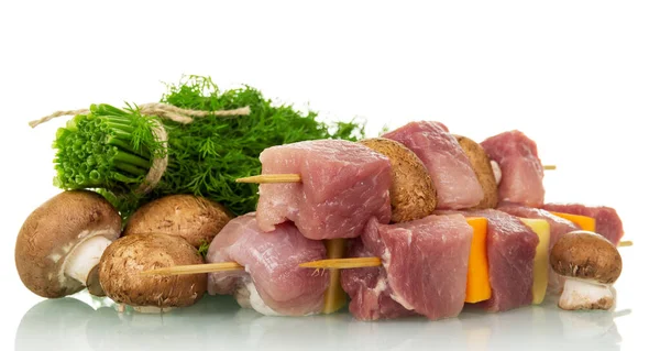 Pedaços de carne de porco crua, legumes em espetos de madeira e cogumelos — Fotografia de Stock
