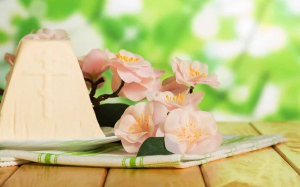 Postre tradicional de queso de Pascua en servilleta de tela, flores —  Fotos de Stock