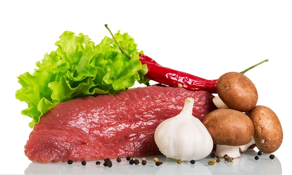 Egy darab nyers marhahús, gomba, saláta, fokhagyma és fekete bors — Stock Fotó
