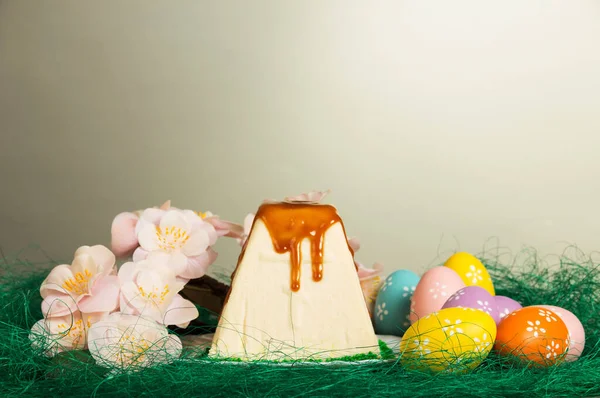 Традиционный десерт из пасхального творога, цветные яйца, цветы — стоковое фото