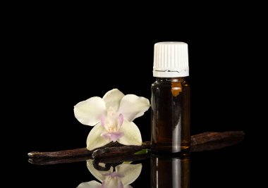 Siyah arka planda izole edilmiş, şişe, çiçek ve vanilya kapsülünde sigara içmek için Aromatik sıvı