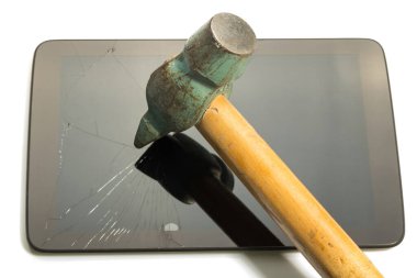 Kırık çekiç tableti beyaza izole edilmiş.