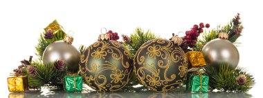 Yılbaşı baloları, köknar dalları, beyaza izole edilmiş süsler.