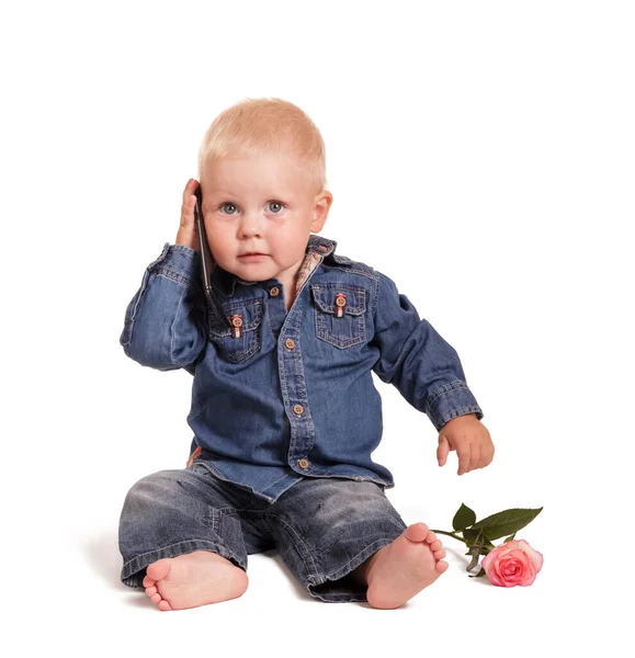 Menino Encantador Está Segurando Telefone Perto Orelha Lado Rosa Isolado — Fotografia de Stock