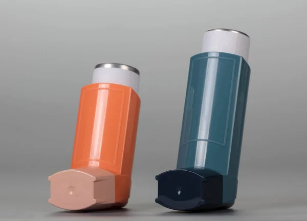 Twee inhalators met dispensers, geïsoleerd op grijs — Stockfoto