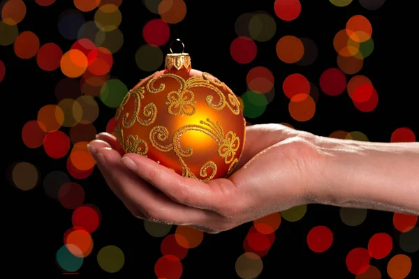 Schöne Weihnachtskugel Mit Goldenen Ornamenten Frauenhand Auf Dunkel Schimmerndem Hintergrund — Stockfoto