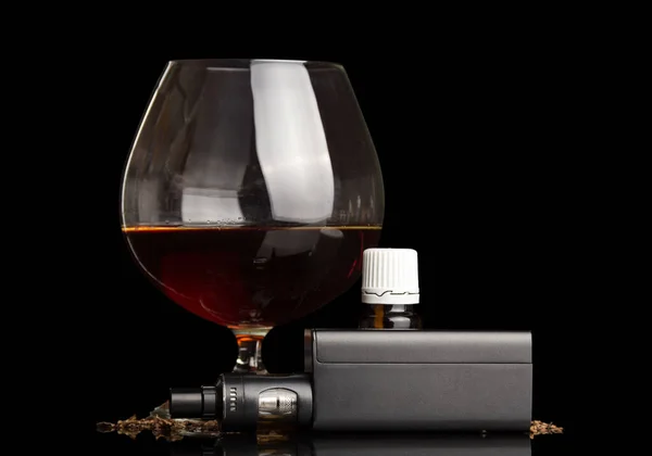 Szkło Brandy Papierosem Elektronicznym Ciecz Palenia Nikotyną Izolowane Czarnym Tle — Zdjęcie stockowe