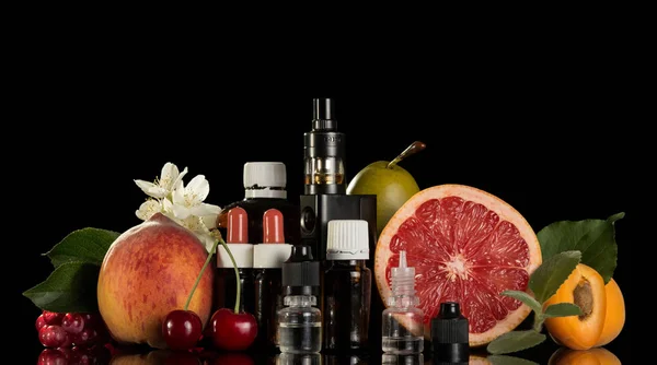 Cigarro Eletrônico Conjunto Líquido Para Fumar Frutas Frescas Isoladas Fundo — Fotografia de Stock