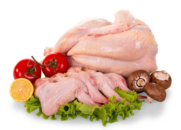 Carcassa e ali di pollo crudo intero, pomodori, funghi — Foto Stock