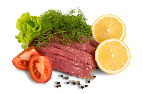 Çiğ et, biber, limon ve domates dilimleri, salata. — Stok fotoğraf