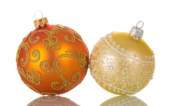Två Ljusa Flerfärgade Jul Leksaker Dekorerade Med Mönster Isolerade Vit — Stockfoto
