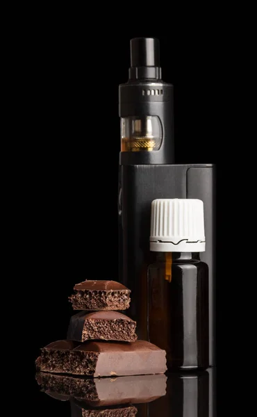 Cigarrillo Electrónico Botella Con Líquido Fragante Segmentos Chocolate Aislado Sobre — Foto de Stock
