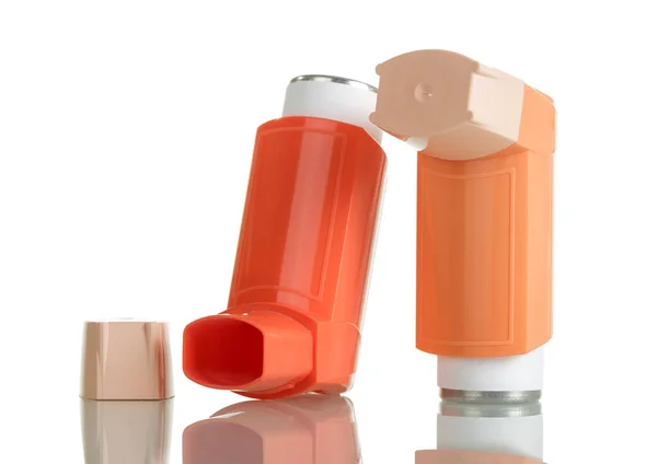 Inalador de asma laranja isolado em branco — Fotografia de Stock