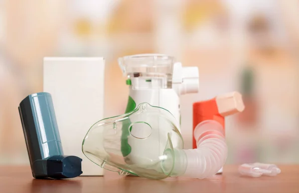 Медицинское оборудование и лекарства для лечения астмы — стоковое фото