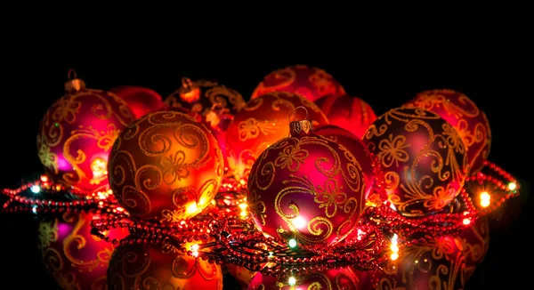 Uppsättning julbollar och ljus körtel isolerad på svart — Stockfoto