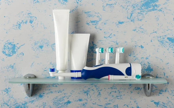 Elektrische Borstel Verwisselbare Mondstukken Van Verschillende Kleuren Spoelmiddel Tandpasta Glasplaat — Stockfoto