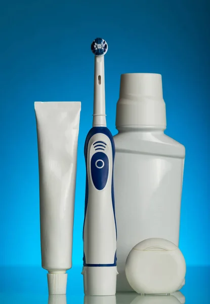 Electric Brush Toothpaste Rinse Thread Blue Background — Stock Photo, Image