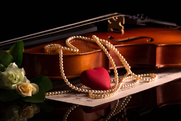 バイオリン、音楽ノート、ブラックに隔離された真珠のネックレス — ストック写真