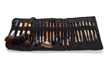 Beyaz üzerine izole edilmiş makyaj fırçaları olan siyah kalem kutusu.