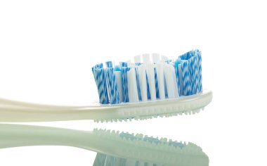 Orta sertlikte tüyleri olan yeni bir diş fırçası, beyaz üzerine izole edilmiş.