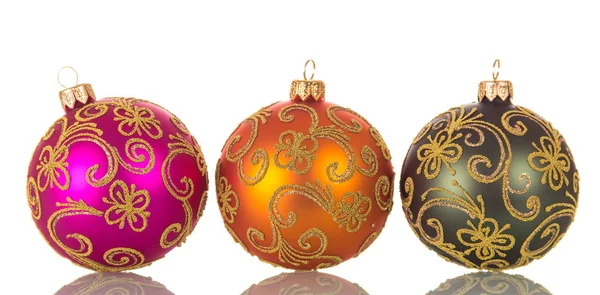 Tres grandes bolas de juguete de árbol de Navidad, aisladas en blanco. Primer plano — Foto de Stock