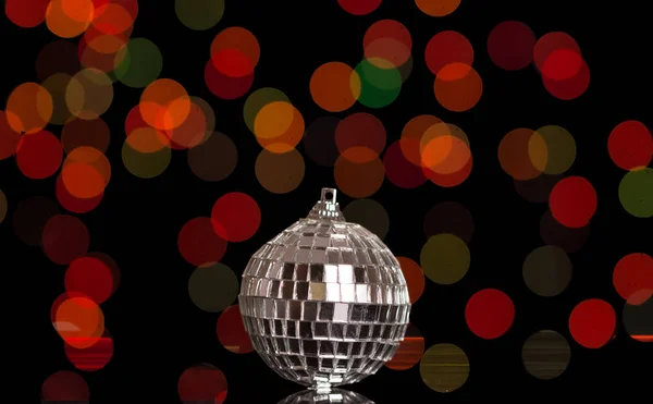 Espejo bola de Navidad, primer plano sobre fondo oscuro — Foto de Stock