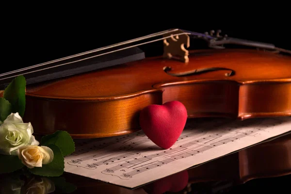 Violino close-up, notas musicais e coração pequeno isolado em preto — Fotografia de Stock