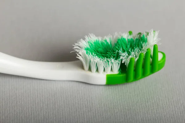 แปรงสีฟันด้วยมือบนสีเทา — ภาพถ่ายสต็อก