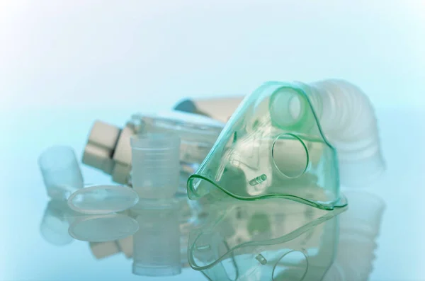 Set apparaten voor inhalatie op blauw — Stockfoto