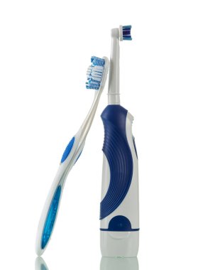 Geleneksel ve elektrikli diş fırçası beyaza izole edilmiş