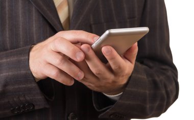 Akıllı telefonlu takım elbiseli bir iş adamı beyaza izole edilmiş.