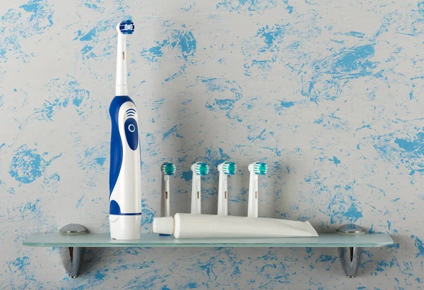 Elektroniczna szczoteczka do zębów i dysze, pasta — Zdjęcie stockowe