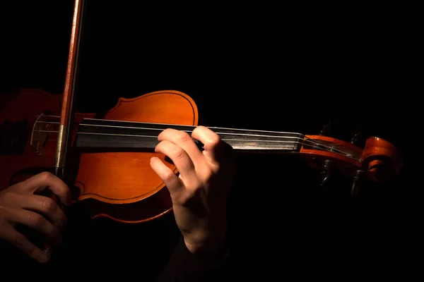 Mãos tocando violino isolado em preto — Fotografia de Stock