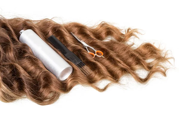 Fio de cabelo ondulado, conjunto de ferramentas e spray isolado em branco — Fotografia de Stock