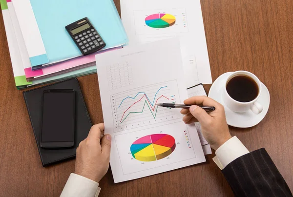 Mesa de oficina con papeles y café, proceso de trabajo — Foto de Stock