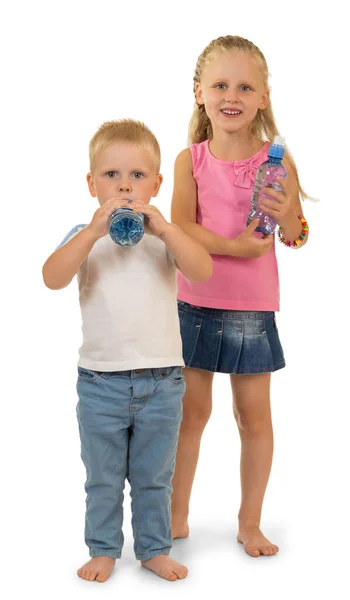 Charmante blote voeten kleine kinderen staan zij aan zij, geïsoleerd op wit — Stockfoto