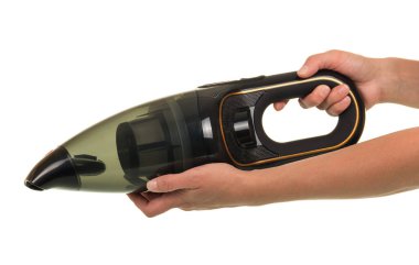 Beyaz arka planda izole edilmiş ellerdeki araba için taşınabilir elektrikli süpürge