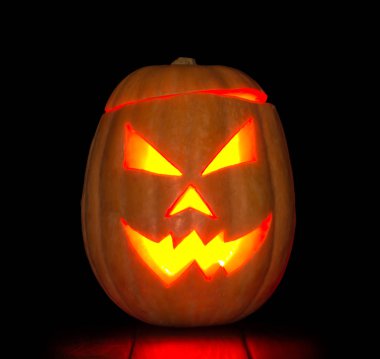 Siyah renkte parlayan balkabağı feneri.