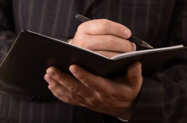 Çalışma akışı, iş adamı günlüğü ve kalemin ellerinde.