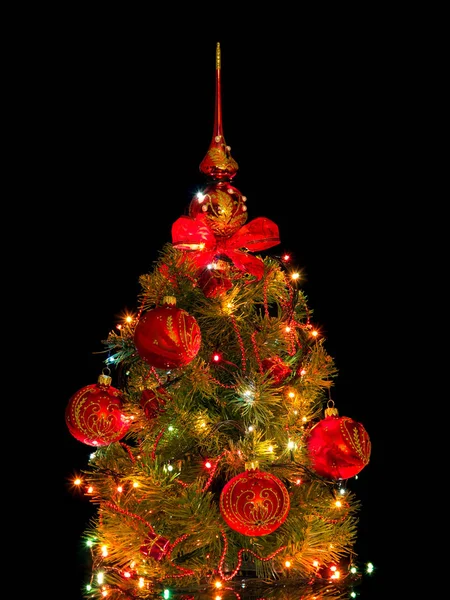 Egy Kis Csillogó Karácsonyfa Díszített Karácsonyi Játékok Tetején Elszigetelt Fekete — Stock Fotó