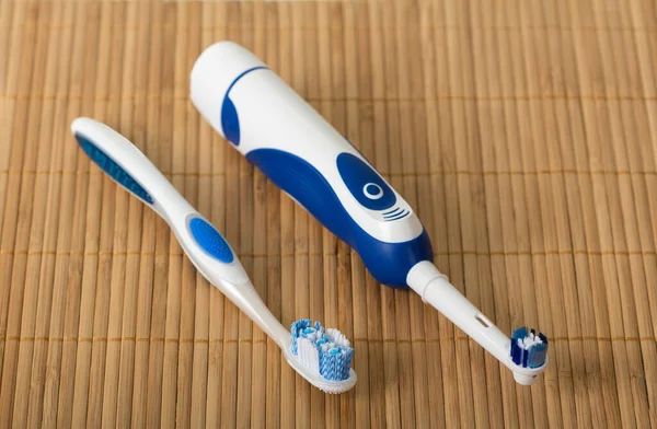 Duas Escovas Para Cuidados Higiênicos Cavidade Oral Tapete Bege — Fotografia de Stock